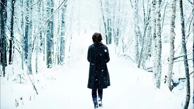 Снежная грация: Зимние портреты сзади