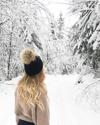 Белые мгновения: Девушки сзади в зимнем свете