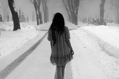 Зимний вихрь: Фото девушек сзади в снегу
