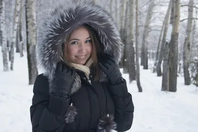 Очарование холода: Фотографии девушек в горах с поддержкой разных размеров