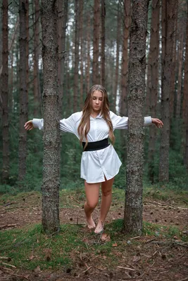 10 захватывающих фото девушек в загадочном лесу