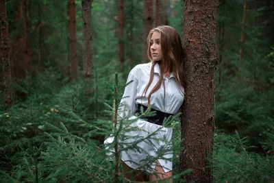 Сказочные кадры: девушки в обрамлении зелени леса