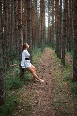 Фото природы: бесплатные фотографии девушек в лесу