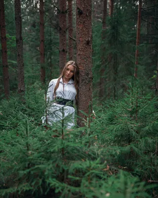 Красота природы: фото девушек среди деревьев