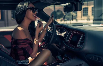 Фотографии, показывающие красоту Девушек в машине: загрузка webp