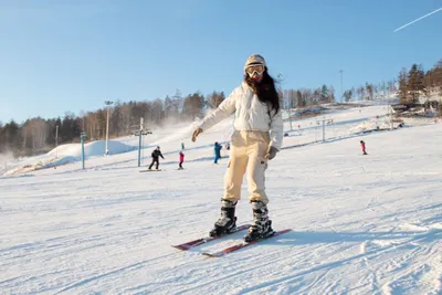 1. Волшебство зимних трасс: Девушки на лыжах