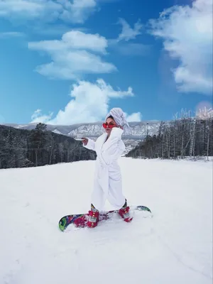 2. Зимние красавицы: Фото девушек, катающихся на лыжах