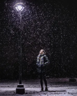 Девушка на фоне зимнего заката: Фото JPG формата для загрузки
