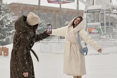 Зимняя идиллия с девушкой в парке: Картинка в JPG формате
