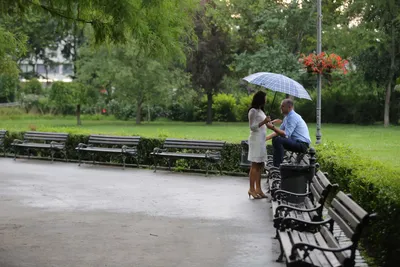 Full HD изображение девушки и капель дождя