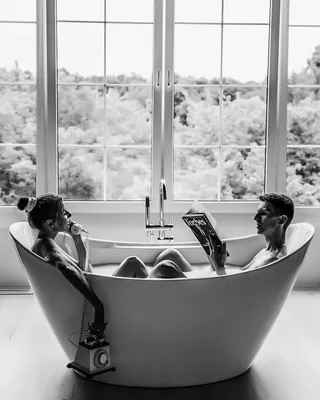 Фото девушки и парня в ванной - выберите размер и формат для скачивания