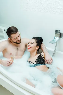 Фото ванной комнаты с девушкой и парнем - Full HD качество