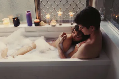 Новое изображение девушки и парня в ванной - скачать бесплатно в формате JPG