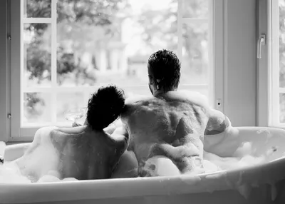 Девушка и парень в ванной фотографии