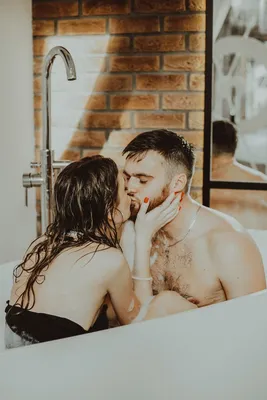 Фото ванной комнаты с девушкой и парнем - HD качество