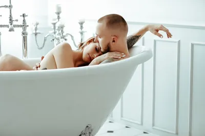 Новое изображение девушки и парня в ванной - скачать бесплатно в HD качестве, выберите размер
