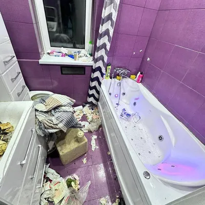 Фото: девушка и парень создают атмосферу релаксации в ванной