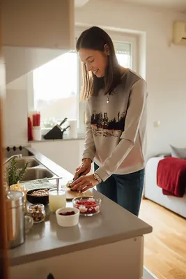 Вкусное искусство: Кулинарная сессия с красивой девушкой.