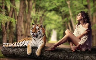 Фото девушки и тигра в формате webp для медиа-проектов