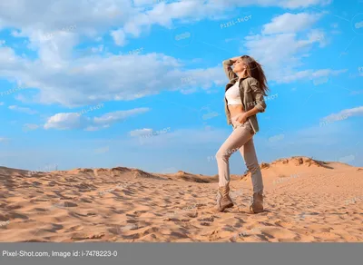 Фото девушки в пустыне - скачать в Full HD качестве