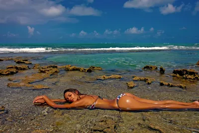 Фото девушек на диком пляже - воплощение свободы