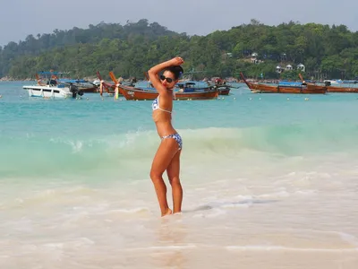 Девушки на пляжах Таиланда: выберите размер и формат изображения для скачивания