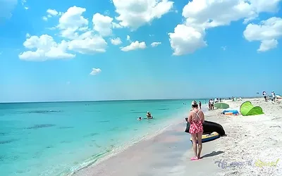 Фото пляжа отдыхающих в 4K качестве для скачивания