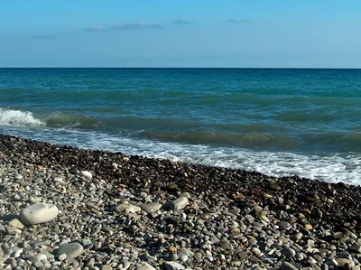 Фото дикого пляжа в Сочи - снимки с чистым песком и голубой водой