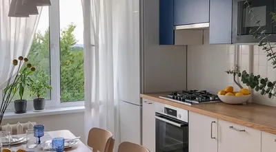 Дизайн кухни в хрущёвке с газовой колонкой и холодильником  фото