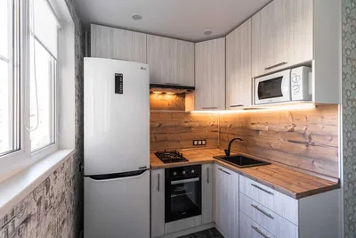 Фото кухни в хрущевке: Изысканный дизайн с газовой колонкой и холодильником