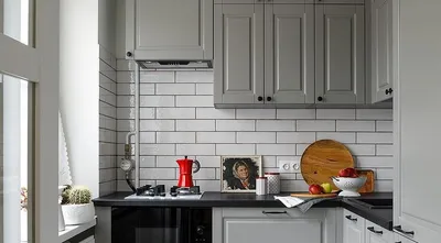 Теплота домашней обстановки: Кухня с газовой колонкой и уютным холодильником