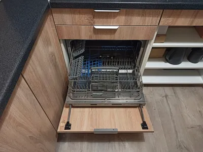 Тёплые оттенки: Дизайнерская кухня с уникальным холодильником