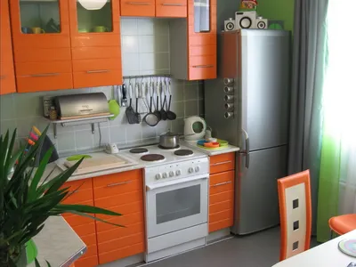 Акцент на цвет: Яркая кухня с холодильником в центре внимания