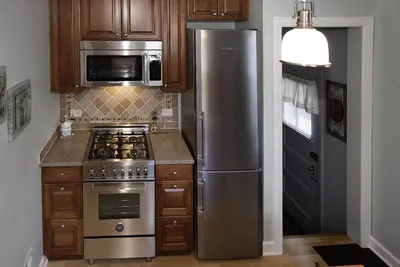 Картинка: Уютная кухня с газовой колонкой и холодильником
