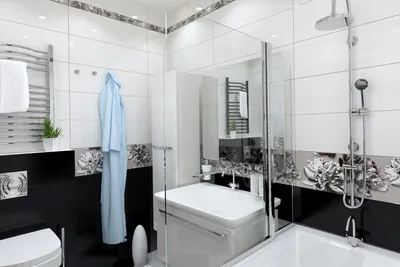 Дизайн маленькой ванной комнаты с использованием стеклянных полок