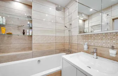Фото дизайна маленькой ванной комнаты с плиткой №9
