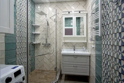 Вдохновение для дизайна маленькой ванной комнаты с плиткой