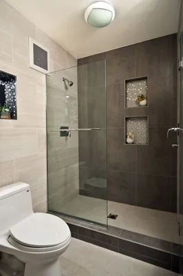 Изображения ванной комнаты с душевой кабиной с использованием ярких цветов