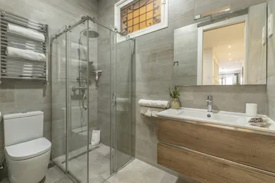 Фото ванной комнаты с душевой кабиной с удобной мебелью и аксессуарами