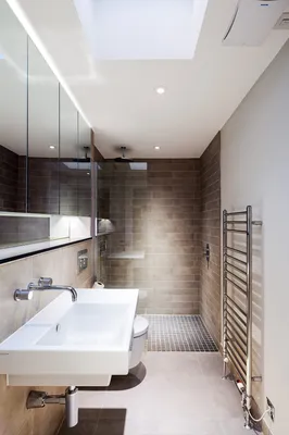 Фото дизайна узкой ванной комнаты с душевой кабиной
