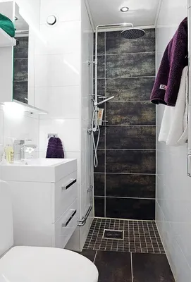 Фото узкой ванной комнаты с душевой кабиной для вашего проекта