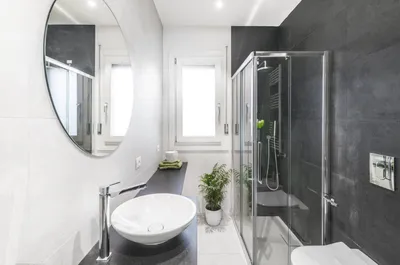 Фото дизайна узкой ванной комнаты с душевой кабиной в разных стилях
