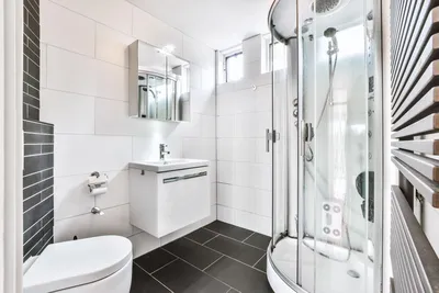 Фото узкой ванной комнаты с душевой кабиной в современном стиле