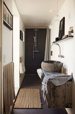 Фото дизайна узкой ванной комнаты с душевой кабиной с использованием натуральных материалов