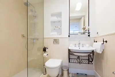 Отличные идеи для дизайна узкой ванной комнаты с душевой кабиной