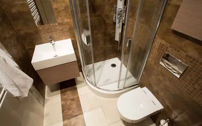Уютные и функциональные решения для узкой ванной комнаты с душевой кабиной