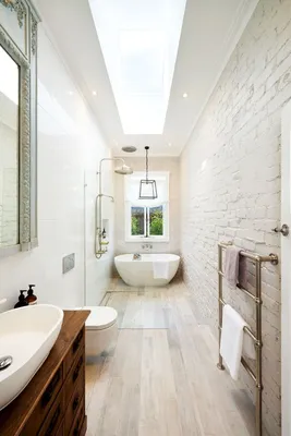 Фотографии современных дизайнов узкой ванной комнаты с душевой кабиной