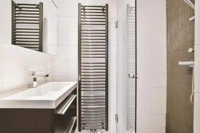 4K фото узкой ванной комнаты с душевой кабиной