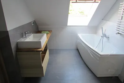 Элегантные идеи дизайна для узкой ванной комнаты: фото вдохновение