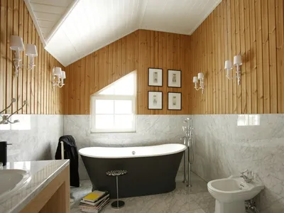 Природный свет: ванная комната на даче с большими окнами и естественным освещением